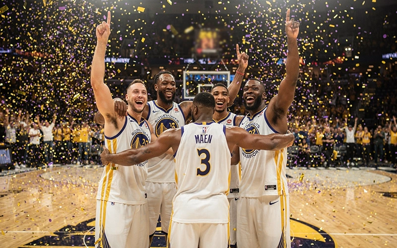 Basketbalteam viert overwinning na playoff-wedstrijd