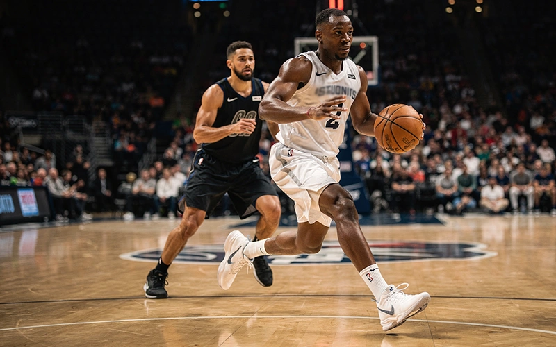 Basketbalspelers scoren punten tijdens snelle aanval